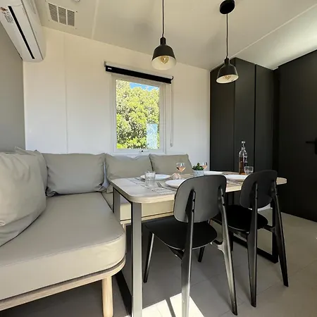 Dom wakacyjny Le Laurier, Mobil-home Climatise Avec Vue Sur *