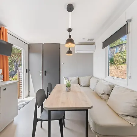 Dom wakacyjny Le Laurier, Mobil-home Climatise Avec Vue Sur Hyères